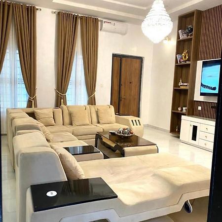 Urban Retreat Luxury Shortlet Apartment Lekki Ajah Lagos With Pool And Gym 외부 사진
