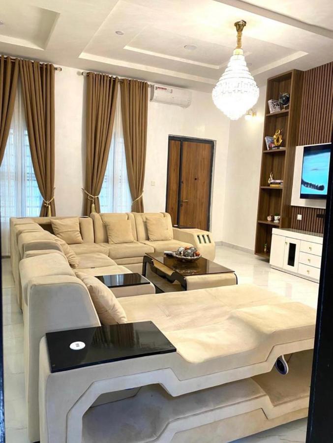 Urban Retreat Luxury Shortlet Apartment Lekki Ajah Lagos With Pool And Gym 외부 사진