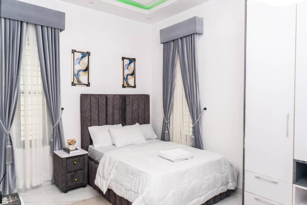 Urban Retreat Luxury Shortlet Apartment Lekki Ajah Lagos With Pool And Gym 외부 사진