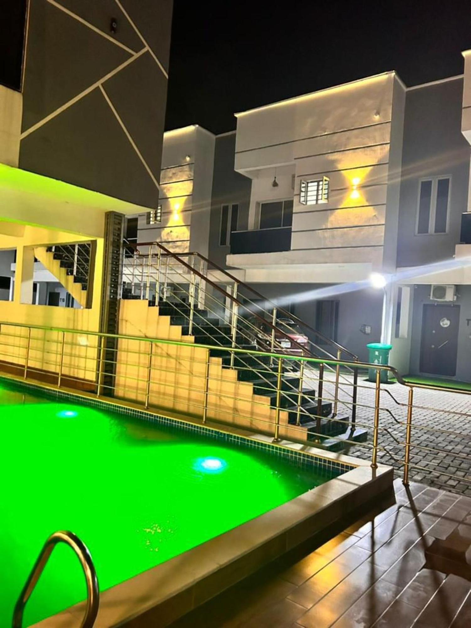 Urban Retreat Luxury Shortlet Apartment Lekki Ajah Lagos With Pool And Gym 외부 사진